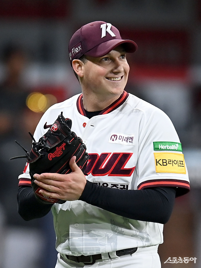 9일 서울 고척스카이돔에서 ‘2025 신한은행 SOL뱅크 KBO리그’ LG 트윈스와 키움 히어로즈 경기가 열렸다. 선발 등판한 키움 로젠버그가 2회초 내야수의 호수비에 웃고 있다. 고척｜김종원 기자 won@donga.com