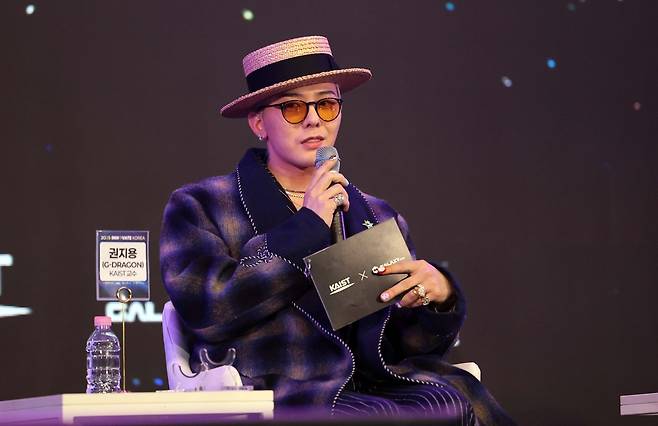 그룹 빅뱅의 멤버이자 카이스트 기계공학과 초빙교수인 지드래곤(권지용)이 9일 대전 카이스트에서 열린 행사에 참석해 엔터테인먼트산업과 과학기술의 협력에 대해 말하고 있다. 연합뉴스