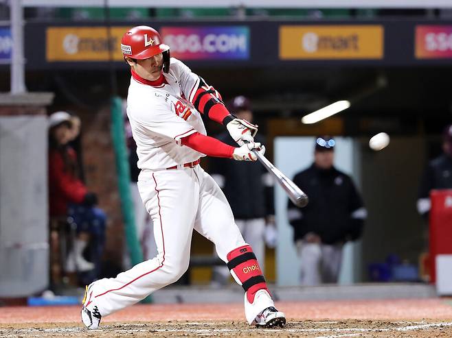 ▲ 부상 당시까지만 해도 4월 셋째 주 복귀를 예상했던 최정은 회복이 더뎌 4월 중 복귀가 불투명한 상태가 됐다 ⓒSSG랜더스