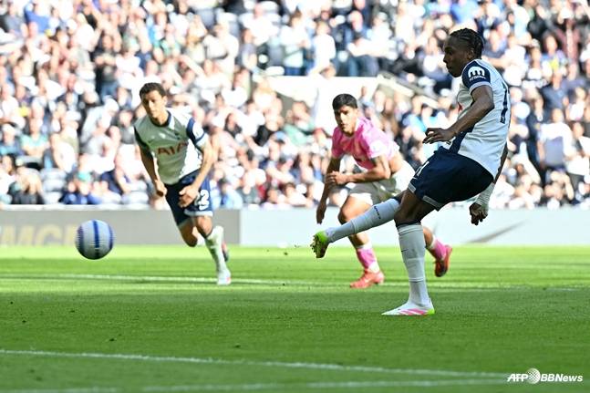 페널티킥을 차고 있는 마티스 텔(오른쪽). /AFPBBNews=뉴스1