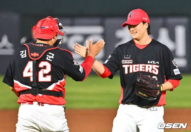 KIA 정해영(오른쪽)이 9일 사직 롯데전에서 세이브를 따낸 후 포수 김태군과 세리머니를 하고 있다.