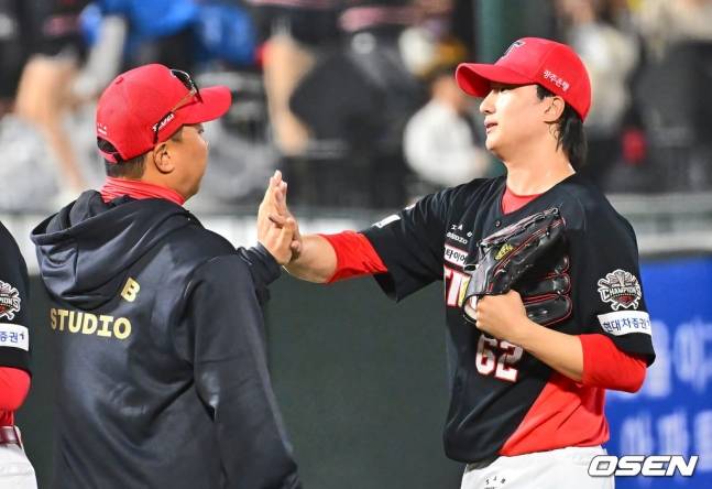 KIA 이범호 감독(왼쪽)과 정해영.
