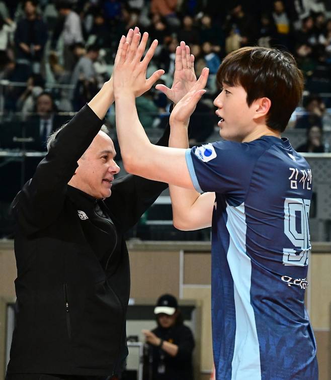 우리카드 김지한(오른쪽)과 마우리시오 파에스 감독. /사진=한국배구연맹 제공