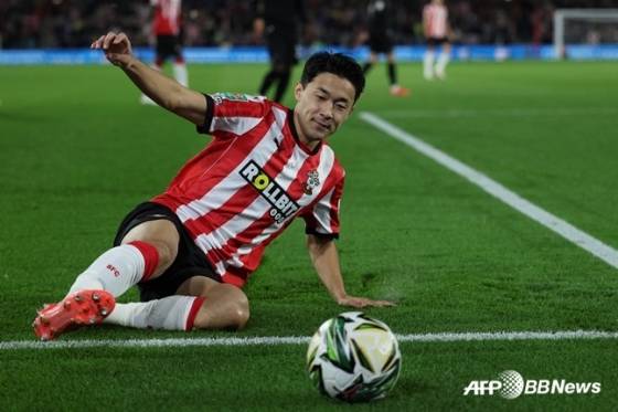 스가와라 유키나리가 지난 2024년 11월 3일(한국시간) 영국 사우스햄튼의 세인트메리 스타디움에서 열린 사우스햄튼 대 에버튼의 '2024~2025시즌 잉글리시 프리미어리그(EPL)' 10라운드에서 슬라이딩을 시도하고 있다있다. /AFPBBNews=뉴스1