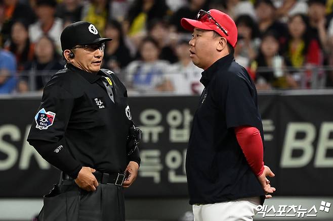 이범호 KIA 감독(오른쪽)은 10일 사직구장에서 열릴 '2025 신한 SOL Bank KBO 리그' 롯데와 정규시즌 3차전 맞대결을 앞두고 지난 경기(9일 사직 롯데전) 어필 상황에 관해 설명했다. 엑스포츠뉴스 DB