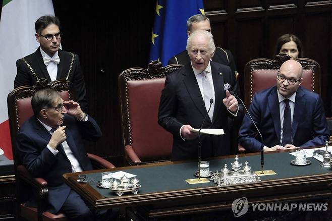 이탈리아 의회에서 연설하는 찰스 3세 국왕 (로마 AP=연합뉴스) 찰스 3세 영국 국왕이 9일(현지시간) 이탈리아 로마에 있는 몬테치토리오 궁전(하원)에서 영국 국왕으로는 처음으로 이탈리아 의회 합동 연설을 하고 있다. 왼쪽은 이냐치오 라루사 상원의장, 오른쪽은 로렌초 폰타나 하원의장. 2025.04.09 photo@yna.co.kr