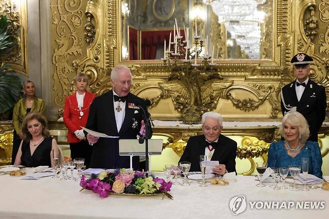 결혼 20주년 기념 만찬 행사에서 발언하는 찰스 3세 (로마 AFP=연합뉴스) 찰스 3세 영국 국왕이 9일(현지시간) 이탈리아 로마 퀴리날레궁에서 열린 국빈 만찬 행사에서 연설하고 있다. 왼쪽은 세르조 마타렐라 이탈리아 대통령의 딸인 라우라 마타렐라, 오른쪽은 마타렐라 대통령과 커밀라 왕비. 2025.04.09 photo@yna.co.kr