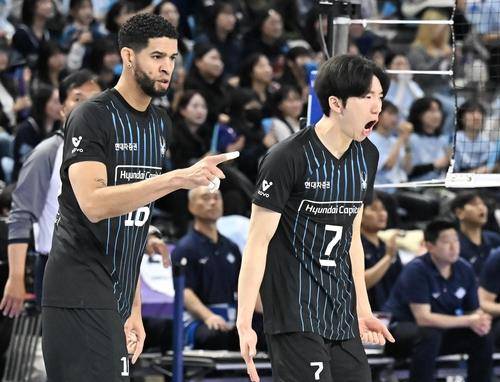 현대캐피탈의 좌우 쌍포인 레오(왼쪽)와 허수봉 [한국배구연맹 제공. 재판매 및 DB 금지]