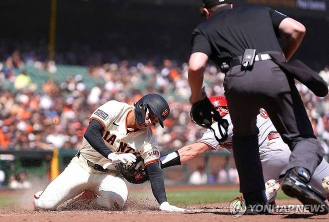 홈으로 파고드는 이정후 [AFP=연합뉴스]