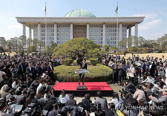 한동훈 전 대표, 대선 출마 선언 (서울=연합뉴스) 류영석 기자 = 국민의힘 한동훈 전 대표가 10일 국회 앞에서 대선 출마 선언을 하고 있다. 2025.4.10
ondol@yna.co.kr
(끝0