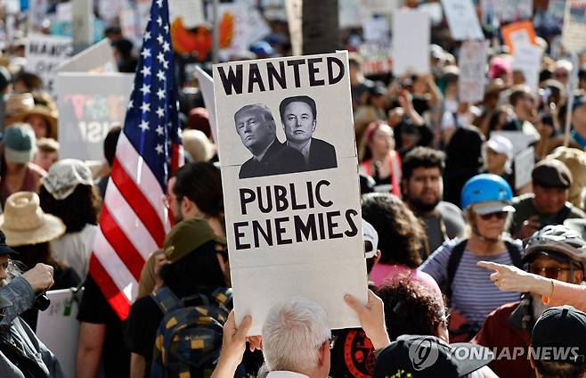 미국에서 열린 반트럼프·머스크 시위 (LA AFP=연합뉴스) 지난 5일(현지시간) 미국 캘리포니아주 로스앤젤레스에서 열린 반트럼프 시위. 2025.04.10