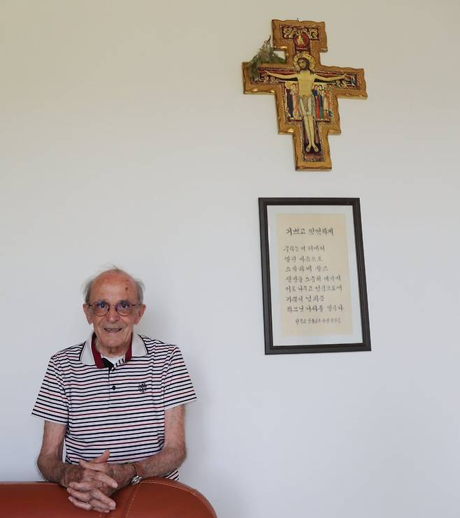 십자가와 두봉 주교 (의성=연합뉴스) 이세원 기자 = 두봉 주교가 2023년 6월 6일 경북 의성군에 있는 천주교의 한 공소에서 포즈를 취하고 있다. [연합뉴스 자료사진]