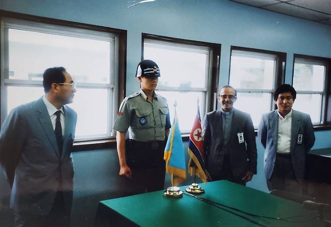 판문점 방문한 두봉 주교 (의성=연합뉴스) 두봉 주교(왼쪽 세 번째)가 판문점을 방문해 기념 촬영하는 모습. [두봉 주교 보유 사진 재촬영. 재판매 및 DB 금지] photo@yna.co.kr