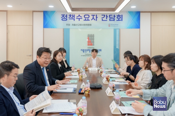 주형환 저출산·고령사회위원회(이하 저고위) 부위원장은 지난 10일 양육부모 대상 '일·가정 양립편' 정책수요자 간담회에서 '유연근무 청구권' 도입과 '유연근무 지원금'의 확대 필요성을 강조했다. ⓒ저출산·고령사회위원회