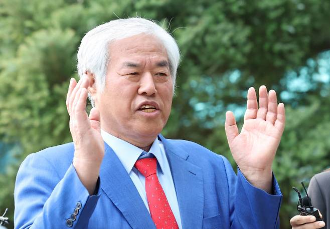 제22대 총선 당시 자유통일당 비례대표 공천 대가로 금전을 요구한 혐의를 받는 전광훈 사랑제일교회 목사가 11일 오후 서울북부지법에서 진행된 첫 번째 공판에 출석하기 전 인터뷰를 하고 있다. (사진=뉴스1)