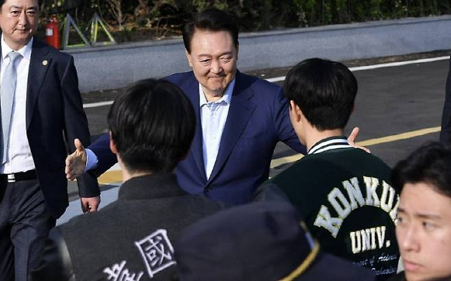 윤 전 대통령이 11일 오후 서울 용산구 한남동 관저를 나서며 지지자들과 인사를 나누는 모습. (사진=연합뉴스)