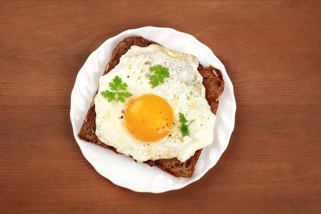 통곡물 달걀 토스트는 칼로리가 크게 높지 않은 대신 포만감을 느끼게 해 다이어트 할 때 먹으면 좋은 간식거리로 꼽힌다. [사진=게티이미지뱅크]