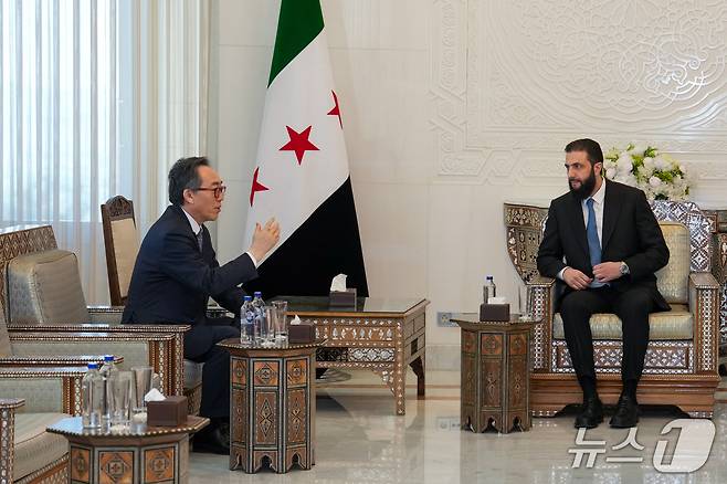 조태열 외교부 장관과 아메드 알샤라 시리아 대통령.(외교부 제공)