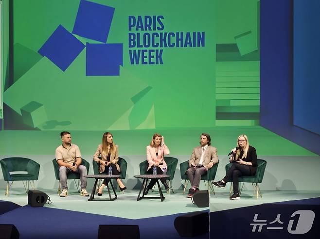 지난 8일 파리 루브르박물관에서 열린 '파리블록체인위크(PBW) 2025'에서 참가자들이 '미카(MICA)가 유럽 가상자산 시장에 미친 영향'을 주제로 토론하고 있다.
