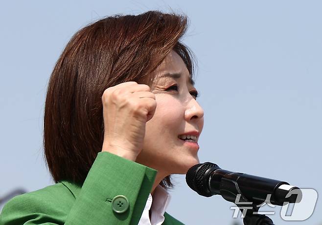 나경원 국민의힘 의원이 11일 오후 서울 여의도 국회 본청 계단에서 21대 대통령 선거 출마 선언 기자회견을 하고 있다. 2025.4.11/뉴스1 ⓒ News1 김민지 기자