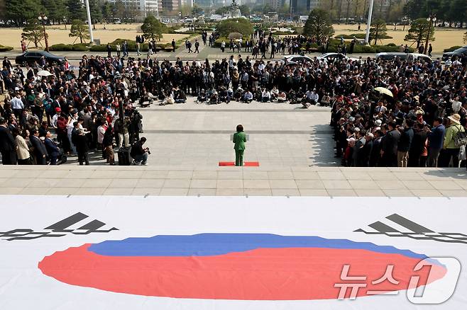 나경원 국민의힘 의원이 11일 오후 서울 여의도 국회 본청 앞 계단에서 대선출마 선언 기자회견을 하고 있다. 2025.4.11/뉴스1 ⓒ News1 이광호 기자