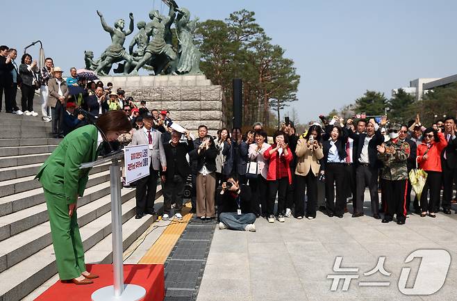 나경원 국민의힘 의원이 11일 오후 서울 여의도 국회 본청 계단에서 21대 대통령 선거 출마 선언 기자회견을 마치고 인사하고 있다. 2025.4.11/뉴스1 ⓒ News1 김민지 기자