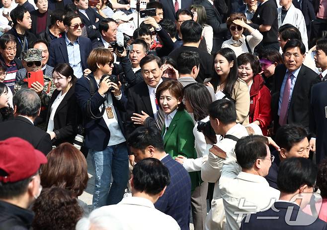 나경원 국민의힘 의원이 11일 오후 서울 여의도 국회 본청 계단에서 21대 대통령 선거 출마 선언 기자회견을 마치고 지지자들과 인사하고 있다. 2025.4.11/뉴스1 ⓒ News1 김민지 기자