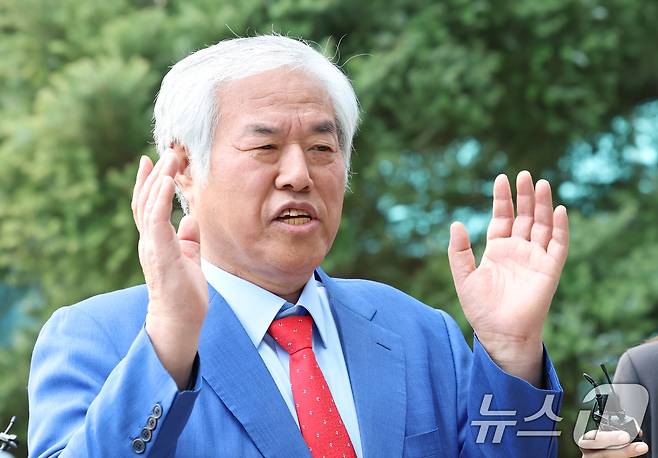 제22대 총선 당시 자유통일당 비례대표 공천 대가로 금전을 요구한 혐의를 받는 전광훈 사랑제일교회 목사가 11일 오후 서울북부지방법원에서 진행된 첫 번째 공판에 출석하기 전 인터뷰를 하고 있다. 2025.4.11/뉴스1 ⓒ News1 권현진 기자