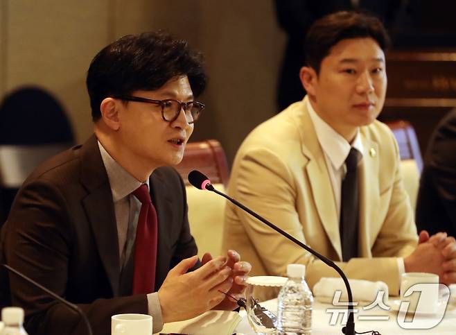 한동훈 국민의힘 전 대표가 11일 울산시 동구 호텔현대에서 열린 HD현대중공업·협력사 간담회에 참석해 인사말을 하고 있다. 2025.4.11/뉴스1 ⓒ News1 조민주 기자