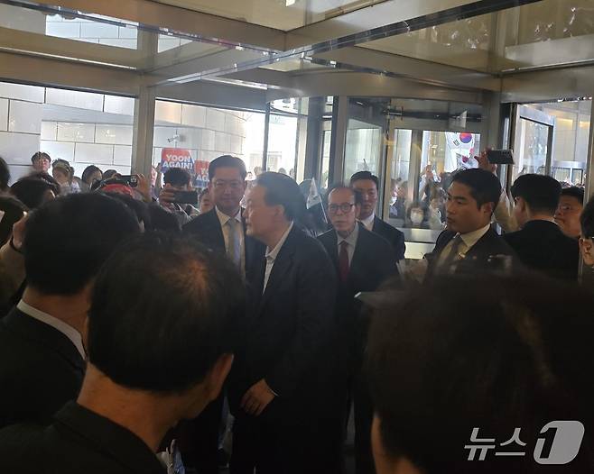 파면당한 윤석열 전 대통령이 11일 서울 용산구 한남동 관저를 떠나 서초동 사저인 아크로비스타로 복귀했다. 사저에 도착한 뒤 주민들과 인사를 나누는 윤 전 대통령 모습. (독자 제공)