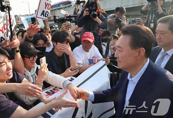 윤석열 전 대통령이 파면 결정 후 일주일 만인 11일 오후 서울 용산구 한남동 대통령 관저를 떠나기 앞서 정문 앞에서 지지자들과 인사를 나누고 있다. (공동취재) 2025.4.11/뉴스1 ⓒ News1 김성진 기자
