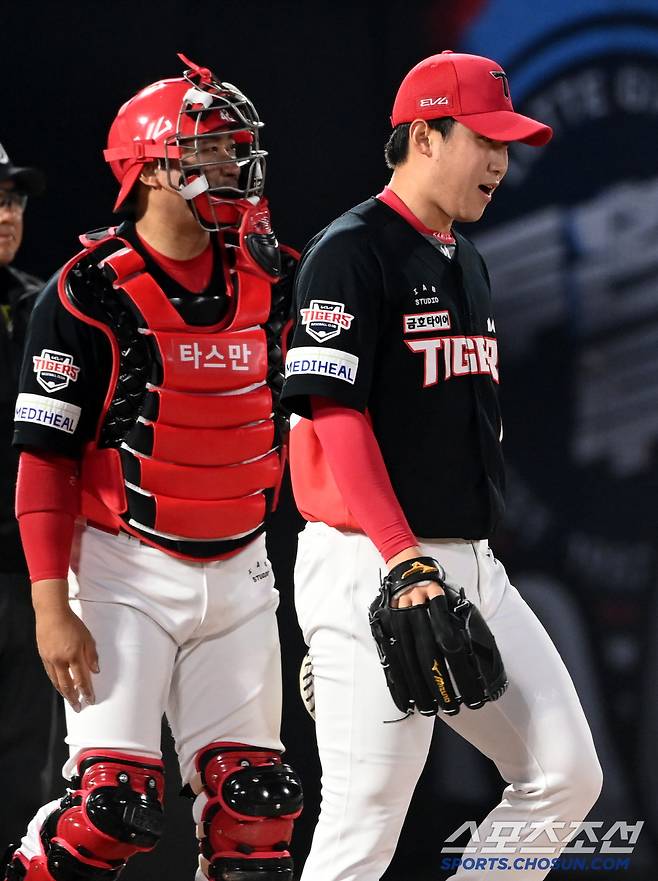 10일 부산 사직야구장에서 열린 KIA와 롯데의 경기, 2회말 무사 1,2루 KIA 윤영철-김태군 배터리가 롯데 황성빈에 1타점 적시타를 내준 뒤 아쉬워하고 있다. 부산=허상욱 기자wook@sportschosun.com/2025.04.10/