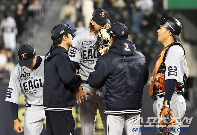 볼을 들고 마운드를 찾은 양상문 코치는 와이스를 설득했다.
