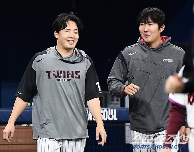 존경스러운 눈으로 임찬규를 바라보는 손주영.