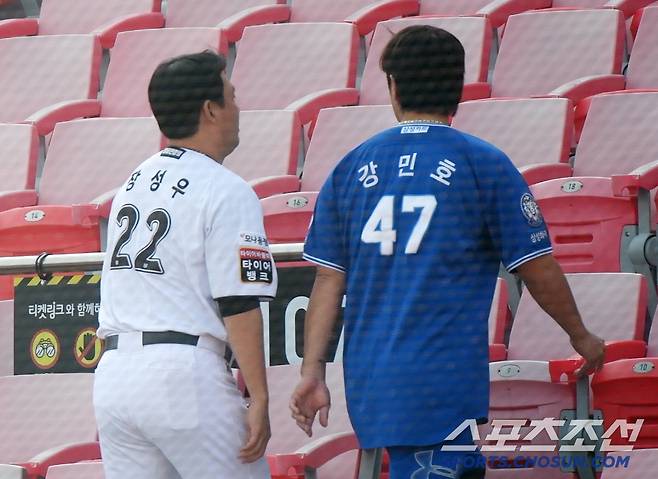 강민호와 장성우가 경기 전 훈련 시간에 함께 관중석에 올라갔다. 수원=정재근 기자
