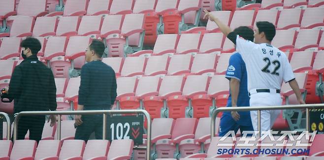 양 팀 홍보팀 직원의 안내를 받으며 1루 응원석을 가로지르는 두 선수