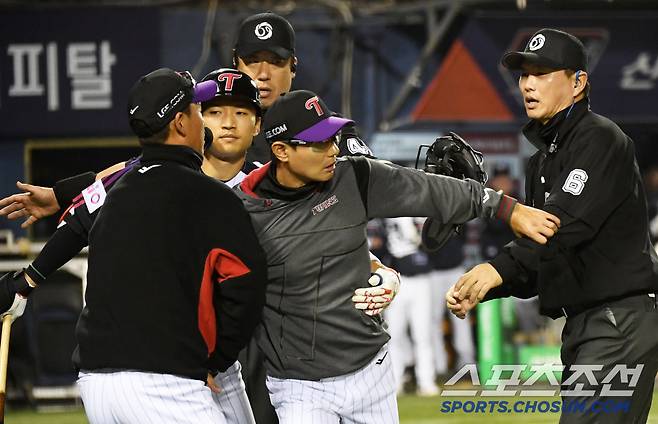 11일 잠실구장에서 열린 LG 트윈스와 두산 베어스의 경기. 5회말 1사 1루 LG 이주헌 3루 땅볼 때 이영재 1루심의 제스처에 대해 염경엽 감독이 강하게 어필하고 있다. 잠실=박재만 기자 pjm@sportschosun.com/2025.04.11/