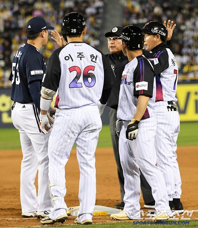 11일 잠실구장에서 열린 LG 트윈스와 두산 베어스의 경기. 5회말 1사 1루 LG 이주헌 3루 땅볼 때 1루 주자 문성주와 뒤엉킨 상황, 이영재 1루심이 상황을 설명하고 있다. 잠실=박재만 기자 pjm@sportschosun.com/2025.04.11/