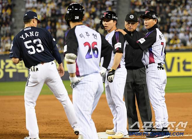 11일 잠실구장에서 열린 LG 트윈스와 두산 베어스의 경기. 5회말 1사 1루 LG 이주헌 3루 땅볼 때 1루 주자 문성주와 뒤엉킨 상황, 이영재 1루심이 상황을 설명하고 있다. 잠실=박재만 기자 pjm@sportschosun.com/2025.04.11/