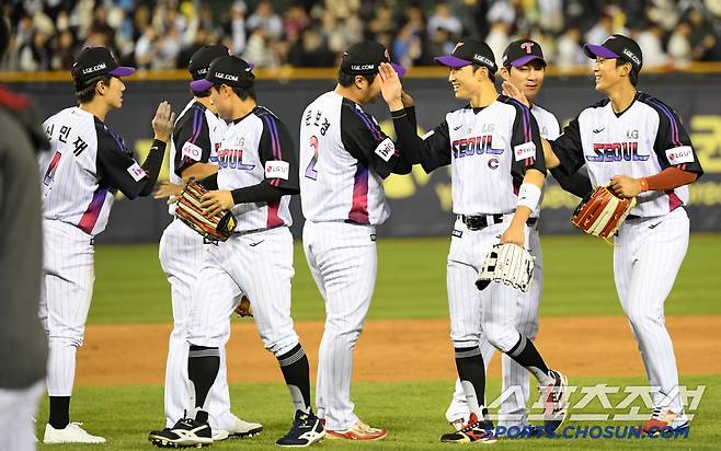 11일 잠실구장에서 열린 LG 트윈스와 두산 베어스의 경기. 승리한 LG 선수들이 기뻐하고 있다. 잠실=박재만 기자 pjm@sportschosun.com/2025.04.11/