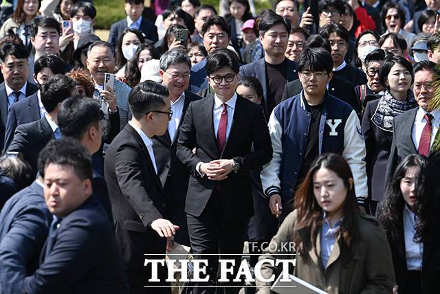 한동훈 전 국민의힘 대표가 10일 오후 서울 여의도 국회에서 대통령선거 출마 선언을 위해 이동하고 있다. /박헌우 기자