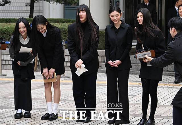 뉴진스가 팬들에게 장문의 글을 남기며 고마운 마음을 전했다. 사진은 지난달 '어도어의 기획사 지위 보전 및 광고 계약 체결 금지 가처분 등에 대한 심문기일'을 마치고 나오는 모습. /박헌우 기자
