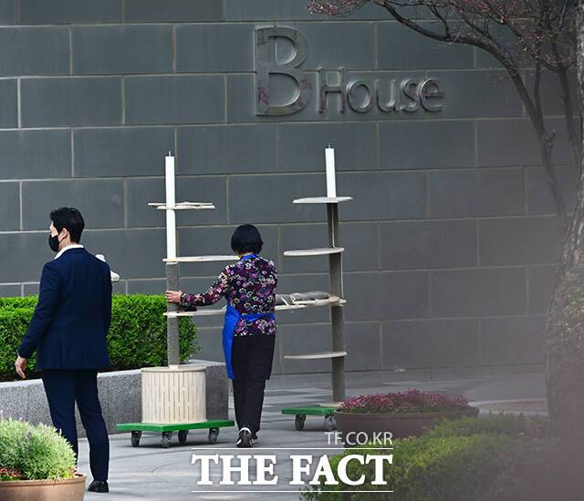 11일 오후 서울 서초동 아크로비스타 앞에 윤석열 전 대통령의 이삿짐이 도착하고 있다. 이날 관계자가 캣타워를 옮기는 모습. /남윤호 기자