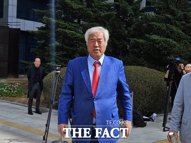 전광훈 사랑제일 목사는 11일 오후 서울북부지법 형사합의11부(이동식 부장판사) 심리로 열린 공직선거법 위반, 정치자금법 위반 혐의 첫 공판기일에 출석하며 "윤석열 전 대통령과 전화 통화를 한 번 했다"고 말했다. /이다빈 기자