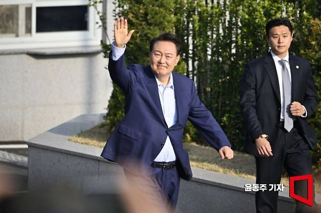 윤석열 전 대통령이 11일 서울 용산구 한남동 대통령 관저를 떠나 서초동 사저로 이동하며 지지자들과 인사를 하고 있다. 2025.04.11 윤동주 기자