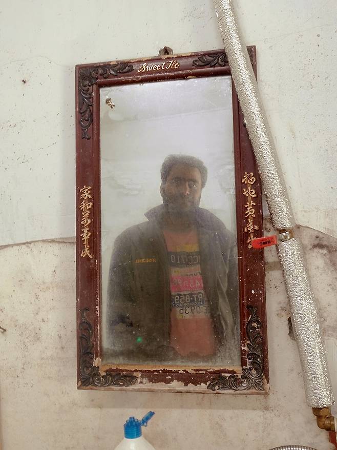 방글라데시에서 온 쇼립  그는 피부색이 다르고 수염이 더부룩하다는 이유로 아침 조회 시간 마다 반장으로부터 차별적인 말을 자주 들었다.  2015년 충북 청주/ 사진가 심학철