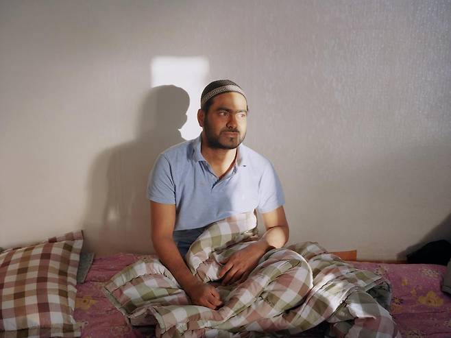 방글라데시에서 온 이슬람 신도 쇼립은 아침마다 기도를 올렸다. 2015년 청주 / 사진가 심학철