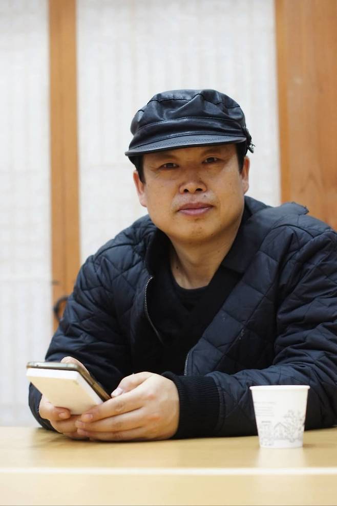 중국 연길시 출신 사진가 심학철, 그도 충남 당진의 철구조물 제작공장에서 용접 일을 하는 외국인 노동자다.