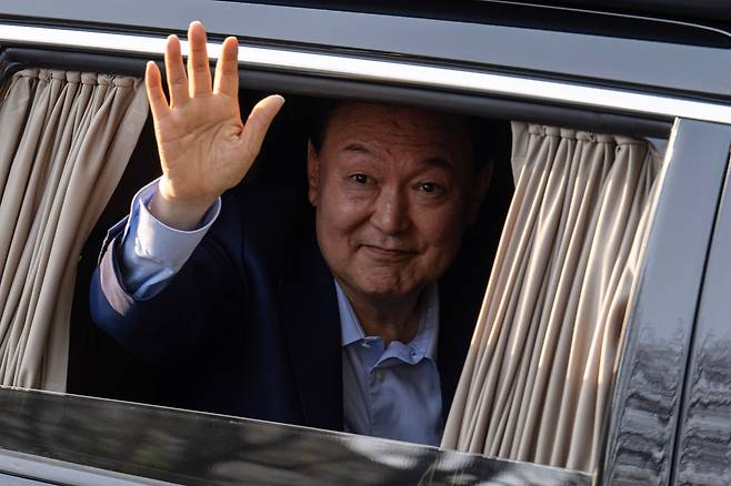 윤석열 전 대통령 부부가 11일 서울 한남동 관저를 떠나 서울 서초구 아크로비스타 사저에 도착하고 있다. / 고운호 기자