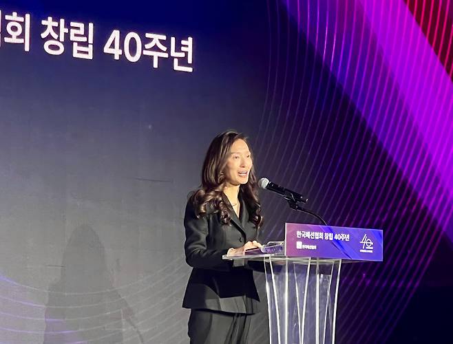 성래은 한국패션협회회장(영원무역홀딩스 부회장)이 4월 11일 서울 여의도 FKI타워에서 열린 한국패션산업협회 창립 40주년 기념식에서 발언하고 있다. /김은영 기자